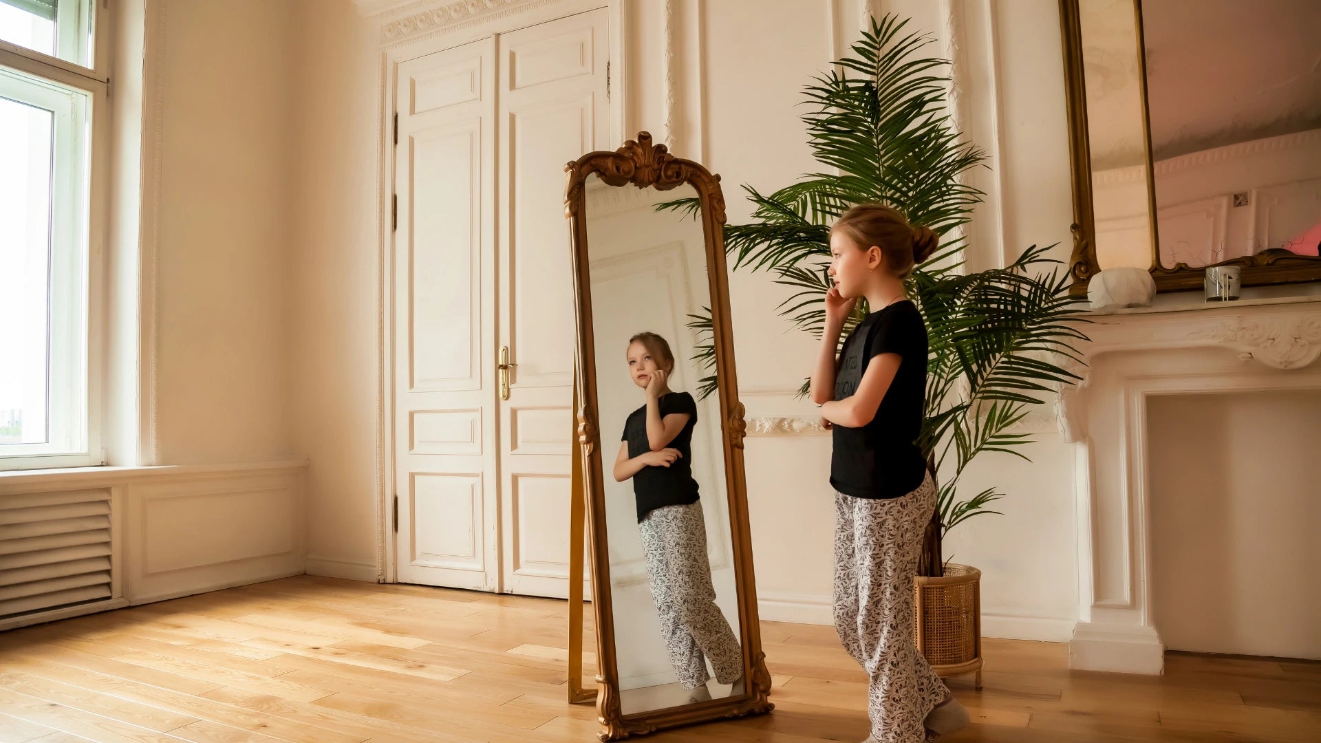 Miroir sur pied au cadre en bois sculpté, dans un intérieur classique avec des détails décoratifs traditionnels, reflétant un style intemporel et élégant