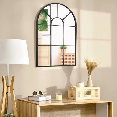 Miroir arqué noir au style industriel, parfait pour illuminer et agrandir vos espaces.