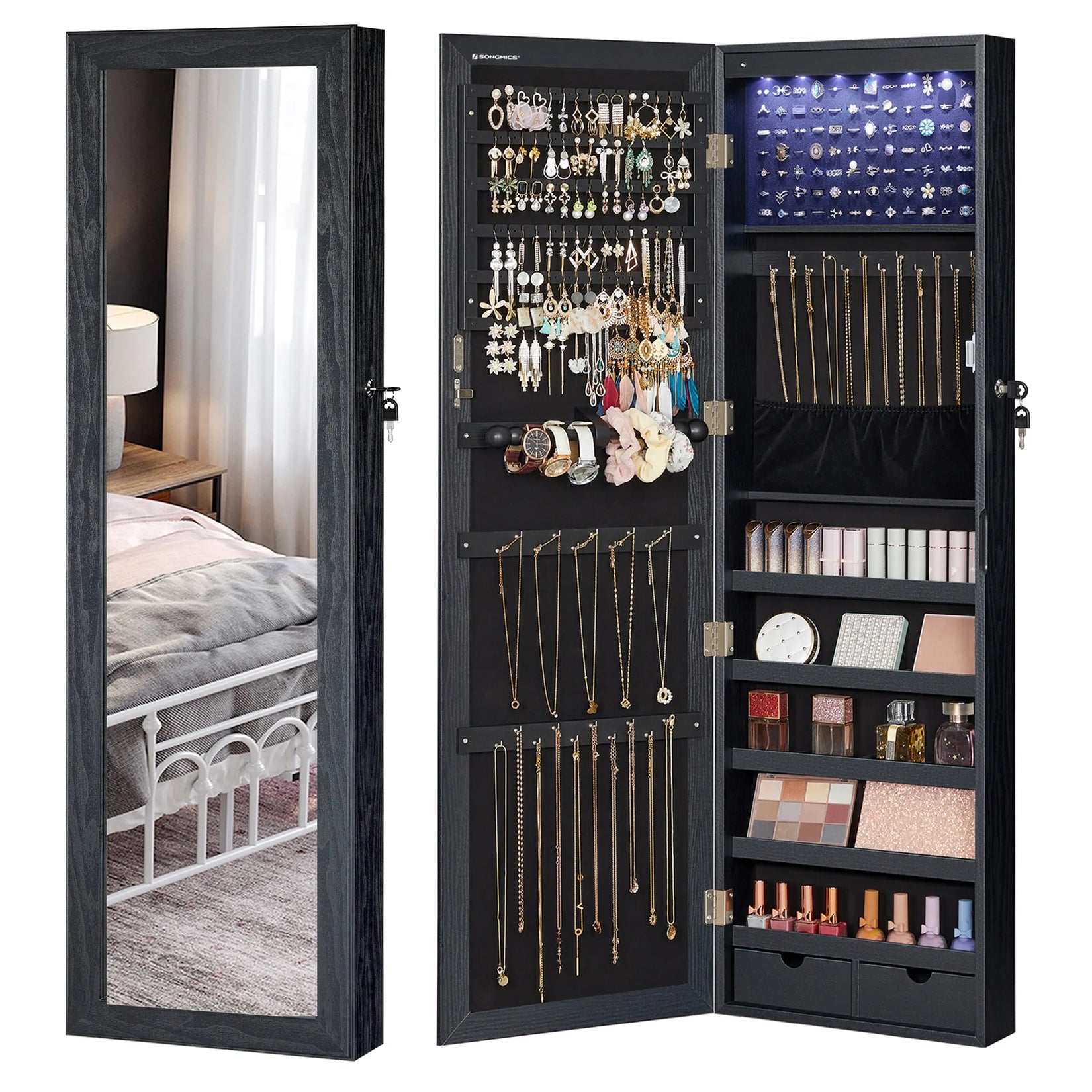 Armoire à bijoux avec miroir noire ouverte, contenant colliers, bagues et cosmétiques.