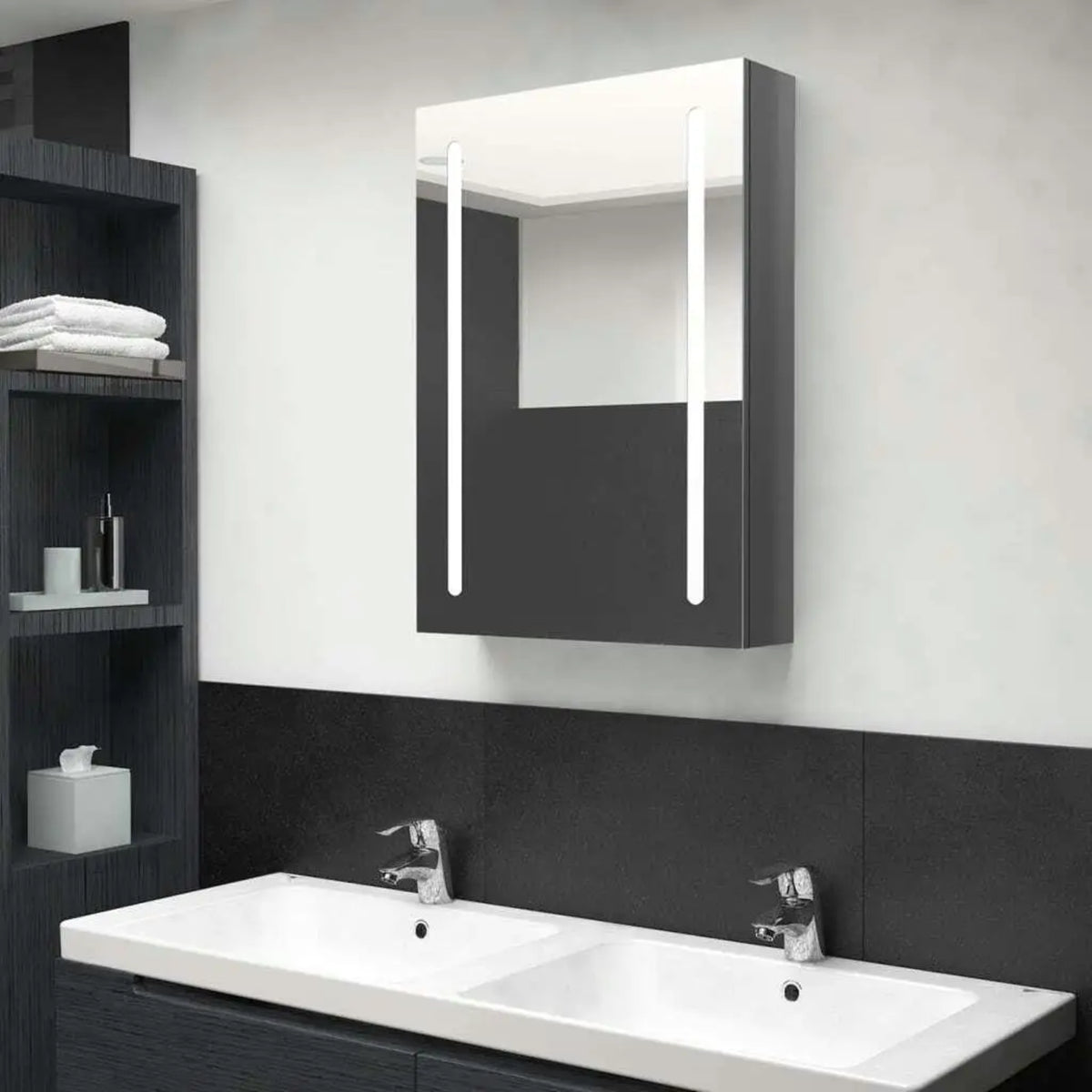 Armoire à miroir salle de bain avec éclairage LED installée au-dessus d’un lavabo double.