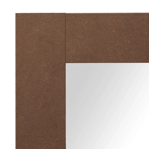 Gros plan sur le cadre en MDF avec finition effet rouille du miroir mural avec étagère intégrée.