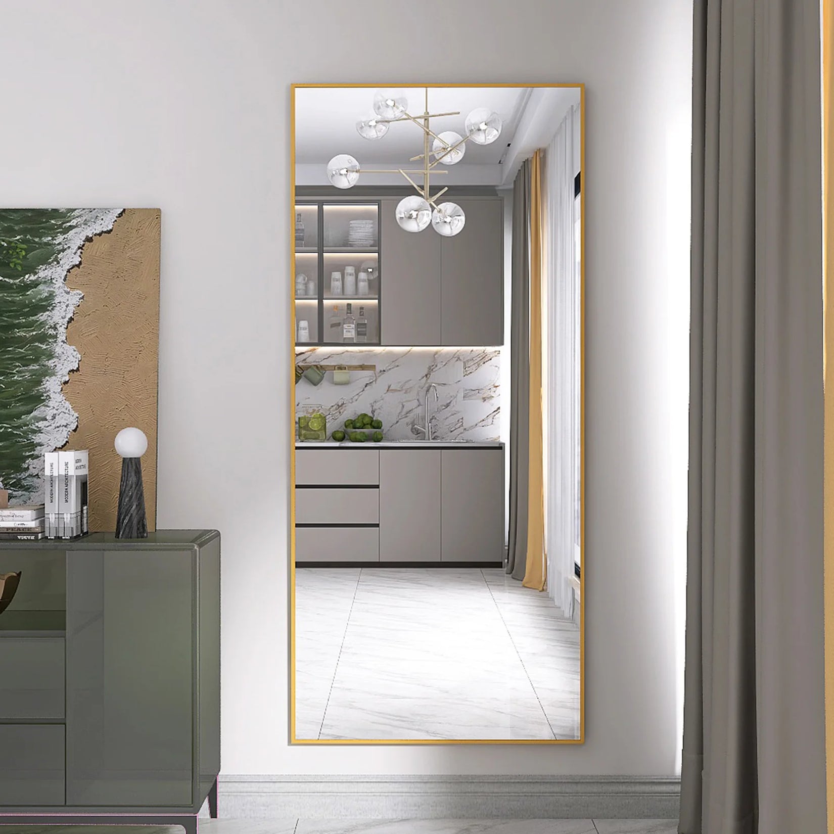Miroir doré 180x80 cm dans un intérieur avec cuisine moderne et lustre graphique.