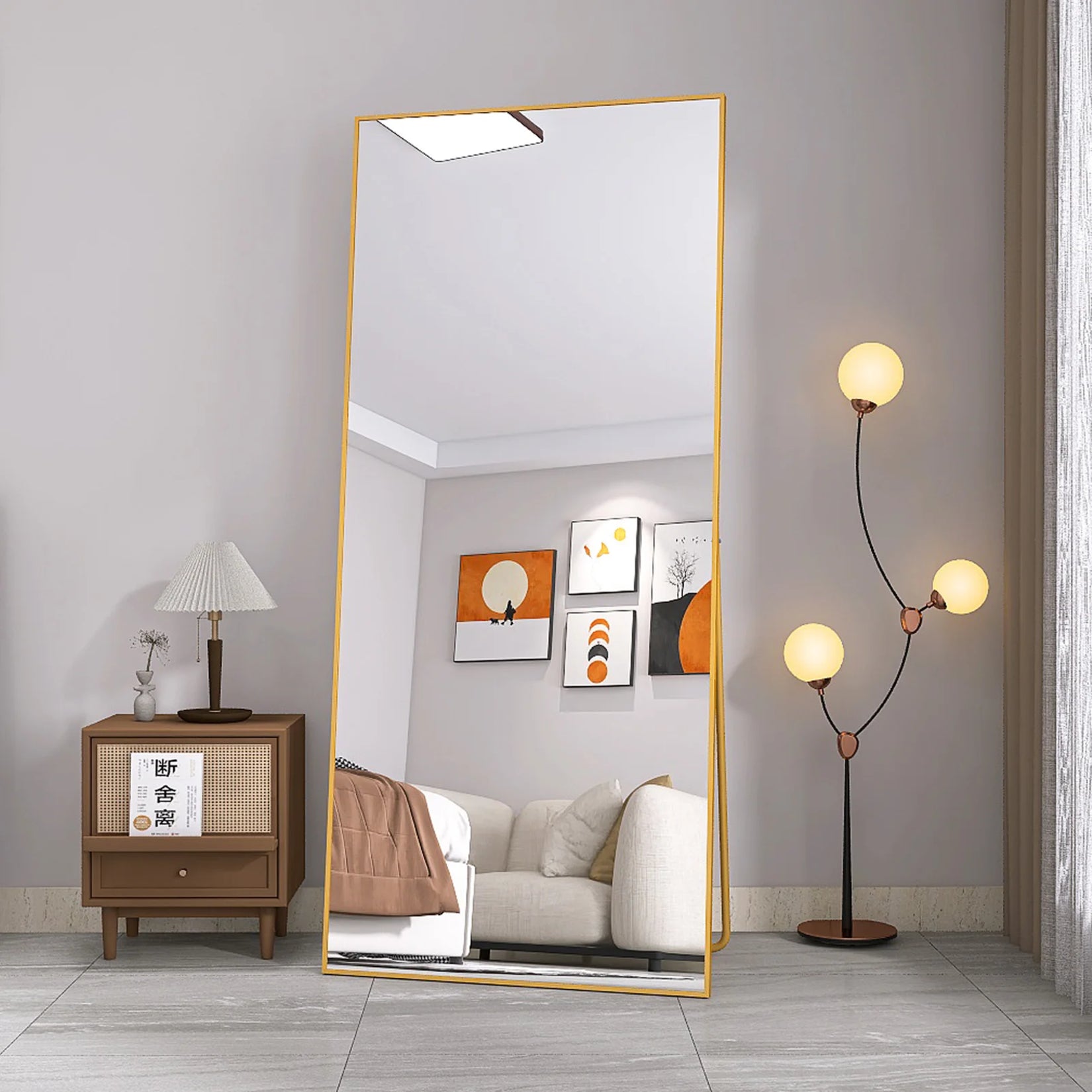 Miroir sur pied doré 180x80 cm dans un salon à la déco contemporaine.