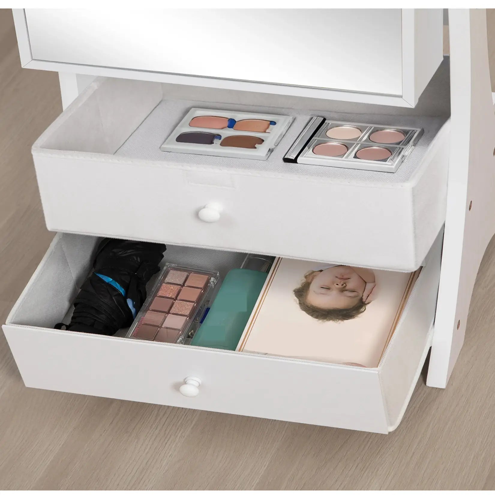 Tiroirs de maquillage d’une grande armoire bijoux miroir pas cher.