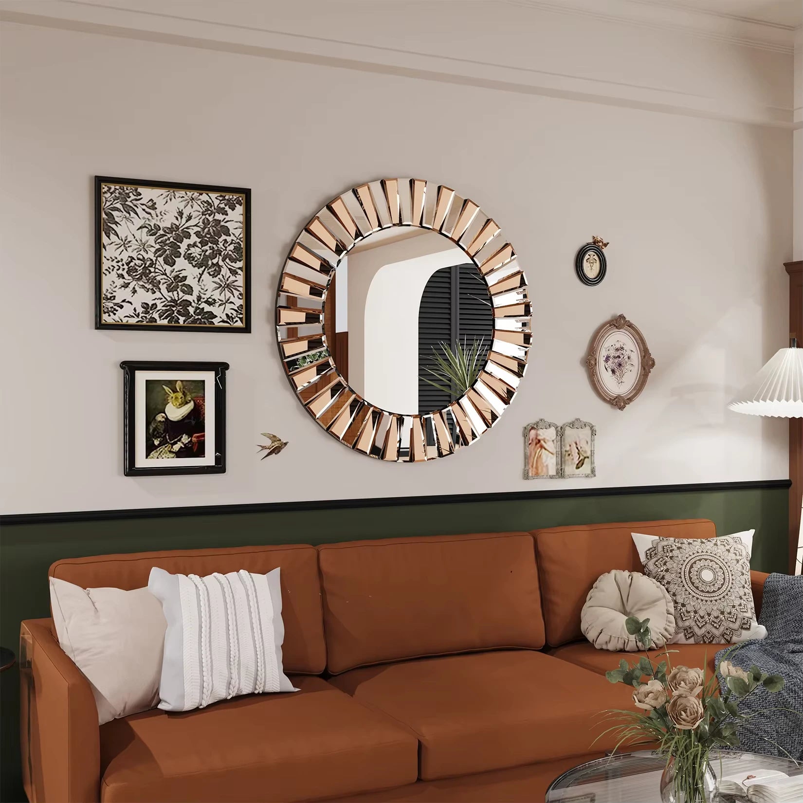 Miroir décoration murale rond placé dans un salon contemporain avec un canapé en cuir et une décoration murale artistique.