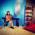 Miroir design doré mural 100x45 cm dans un décor coloré pop.