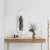 Miroir design doré mural 100x45 cm dans une déco épurée au-dessus d’une console.