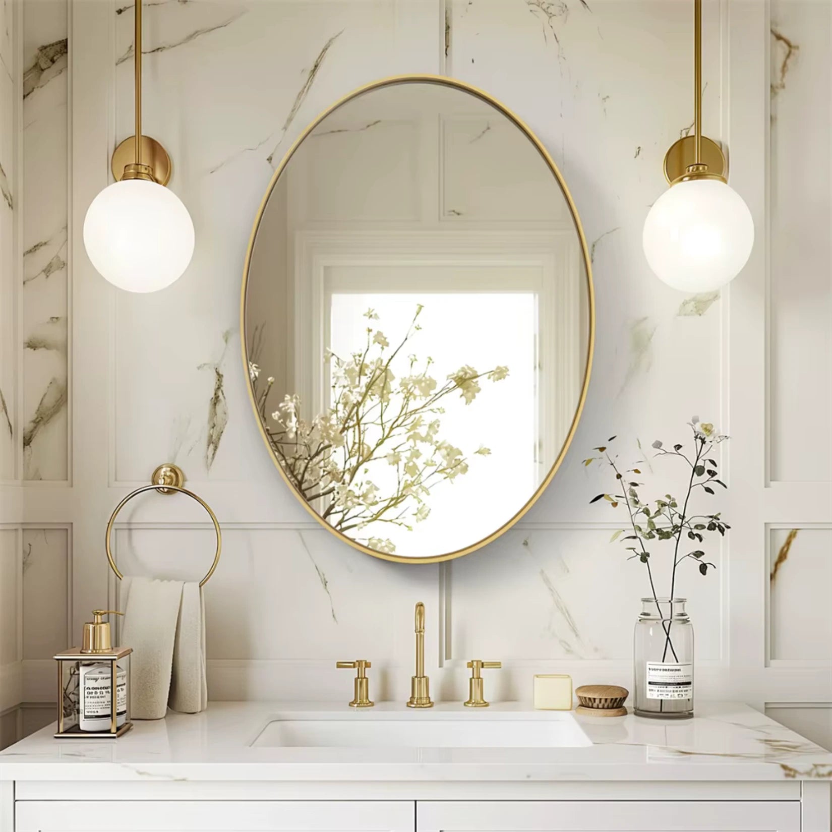 Miroir doré ovale dans un décor de salle de bain haut de gamme, avec détails dorés et fleurs.