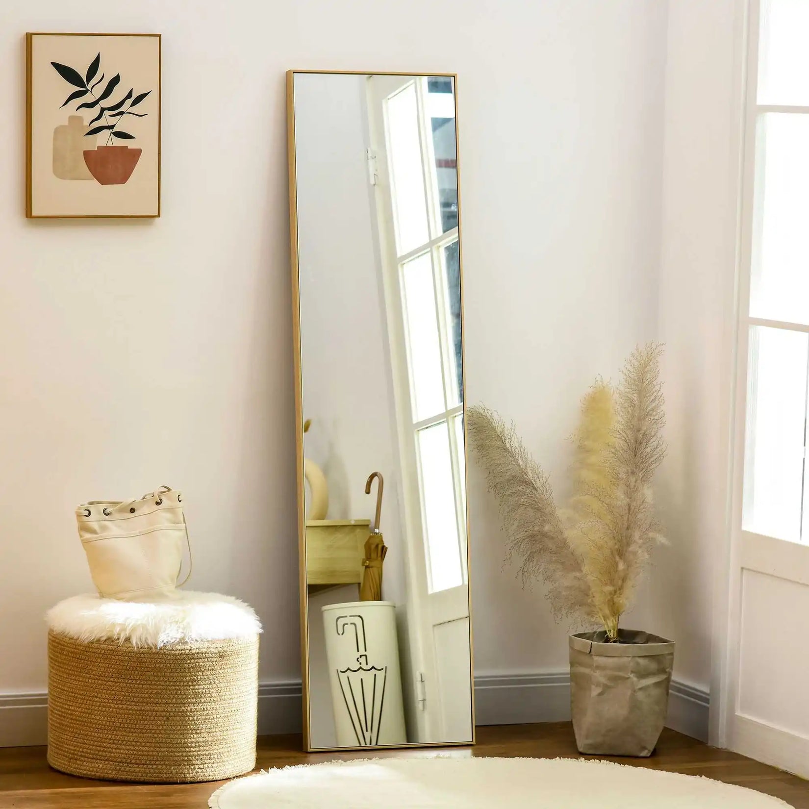 Miroir en bois sur pied dans un salon contemporain, baigné de lumière naturelle.