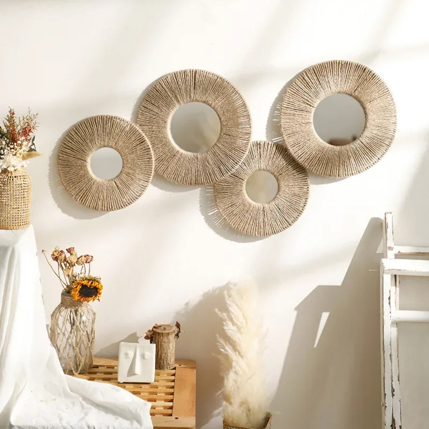 Miroir fleur rotin en décoration murale bohème dans un salon lumineux et naturel.
