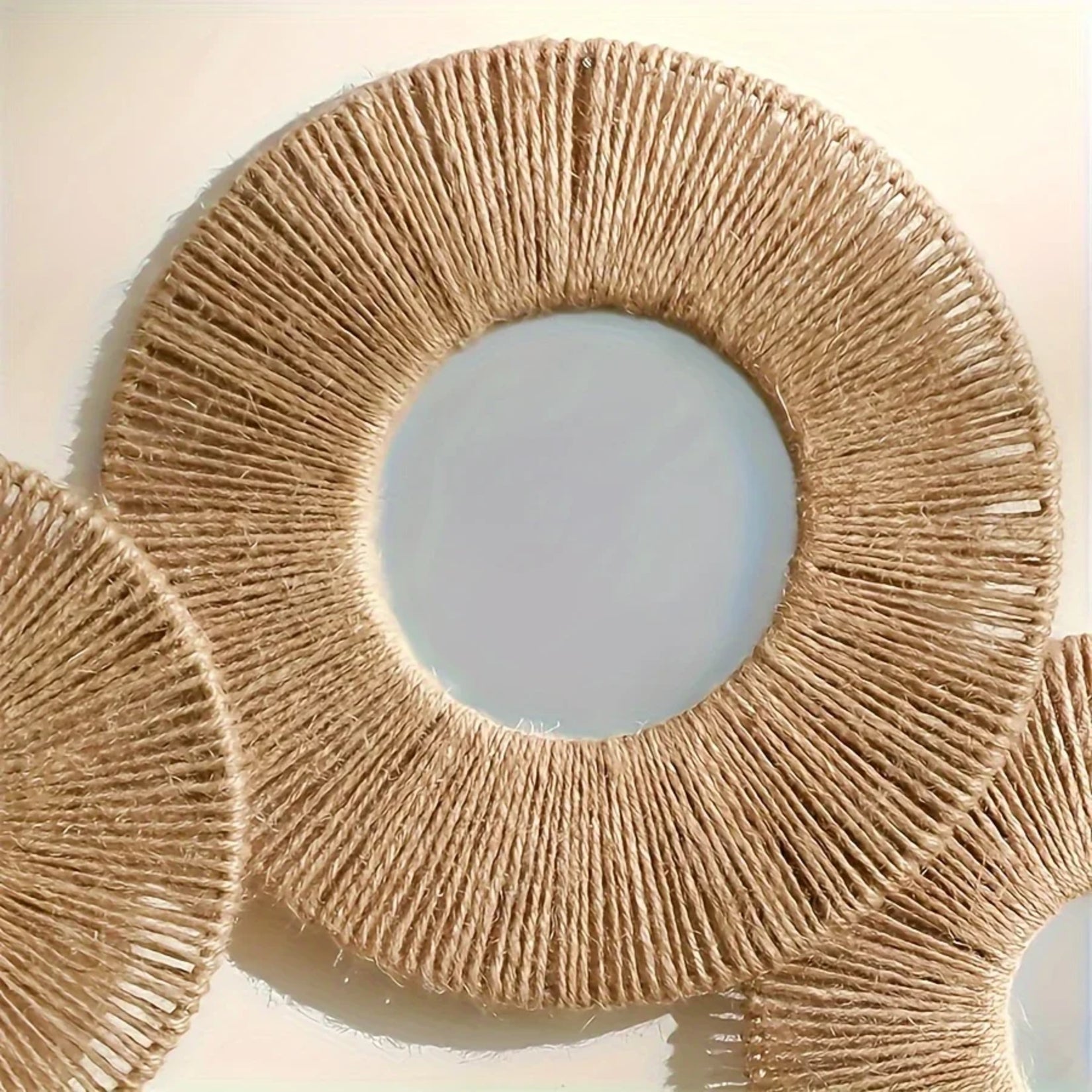 Détail du miroir fleur rotin montrant son tressage manuel précis autour du verre central.