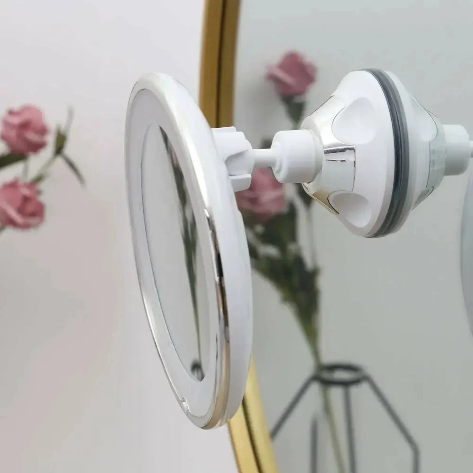 Détail de la ventouse du Miroir Grossissant et Lumineux 10X à Ventouse et sur Pied.