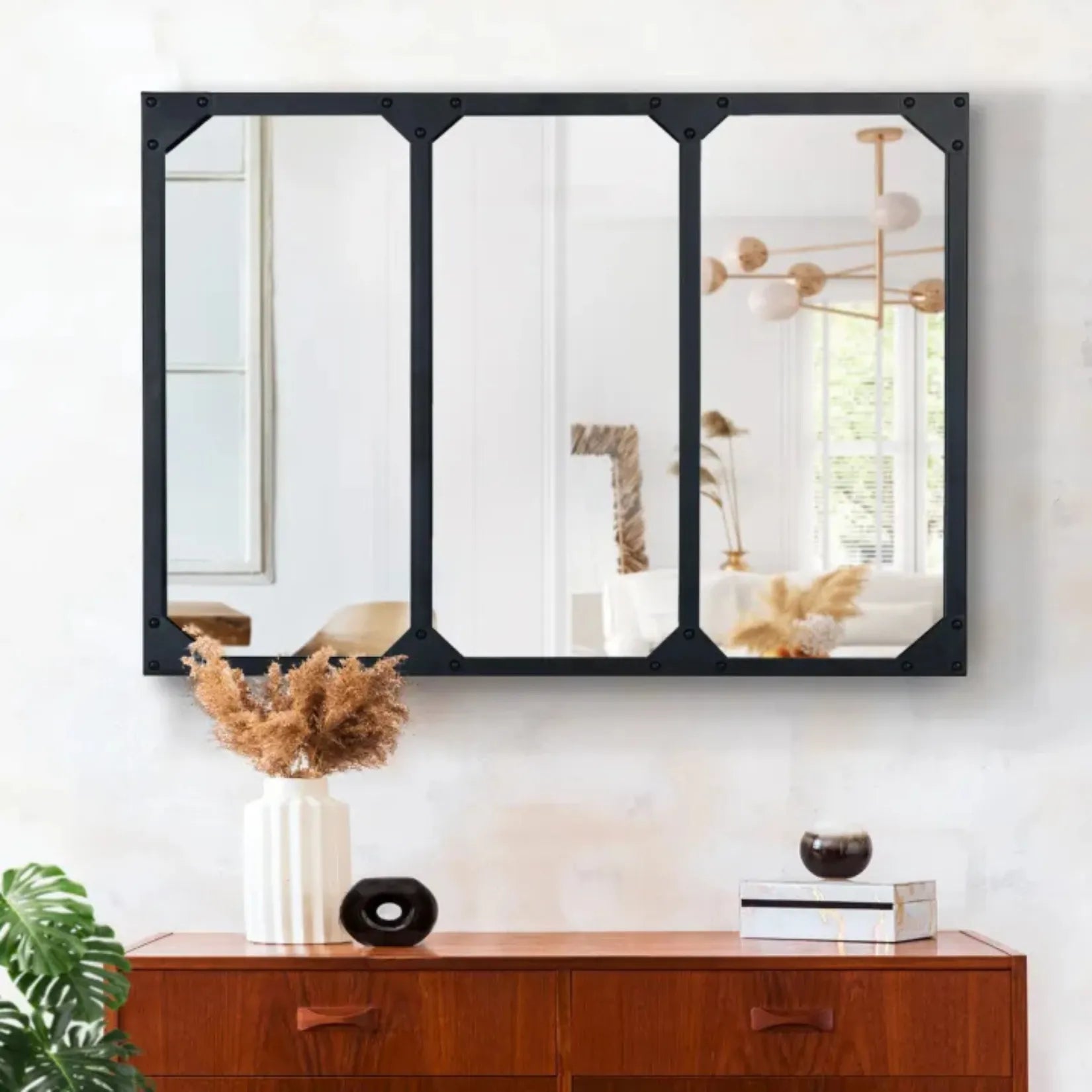 Miroir industriel en métal fixé au mur dans un salon lumineux au style contemporain.