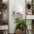 Miroir mural rond avec étagère en bois, idéal pour un intérieur élégant et pratique.
