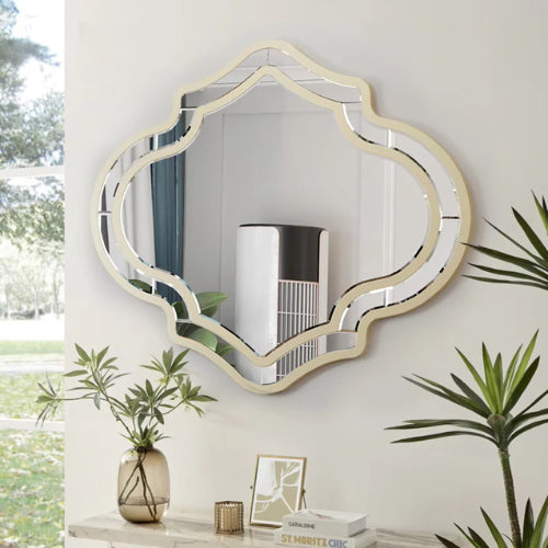 Miroir mural design dans un salon lumineux, combinant élégance et originalité pour une décoration unique