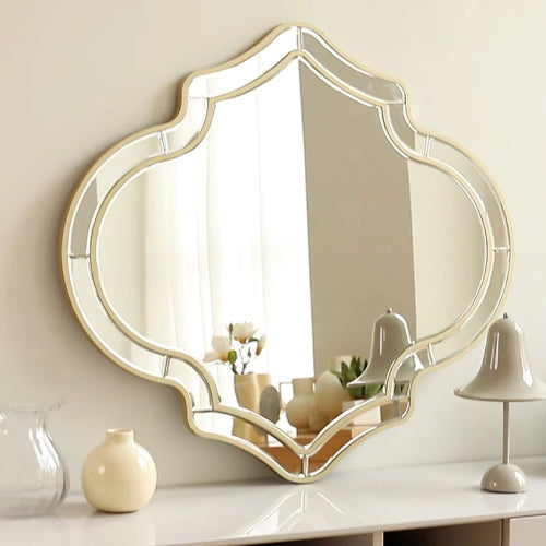 Miroir mural avec un design irrégulier et élégant, finition en or et argent clair, parfait pour un intérieur moderne