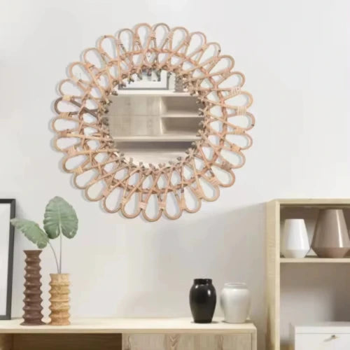 Miroir rond en rotin accroché au mur, ajoutant une touche naturelle à un intérieur moderne