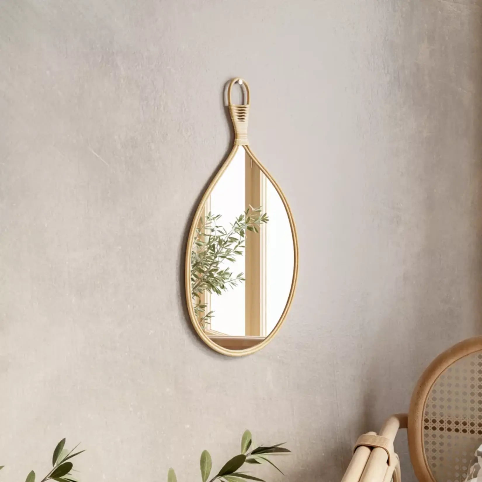 Miroir mural original design en rotin de 28 cm avec une forme libre et élégante, parfait pour une décoration naturelle.