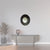 Miroir rond en bois d’essence d’or brun de 82 cm, intégré dans un intérieur chaleureux et naturel pour sublimer l’espace.