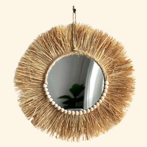 Miroir rond en raphia avec perles en bois, un artisanat fait main.