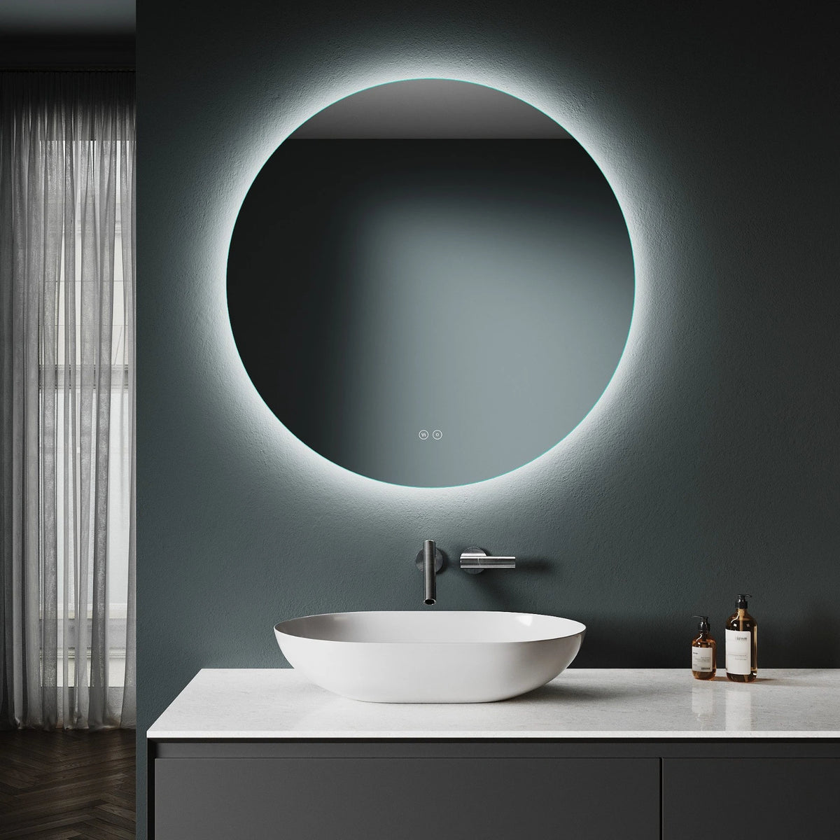 Miroir rond rétro-éclairé 80 cm allumé dans une salle de bain moderne, offrant un halo lumineux élégant.