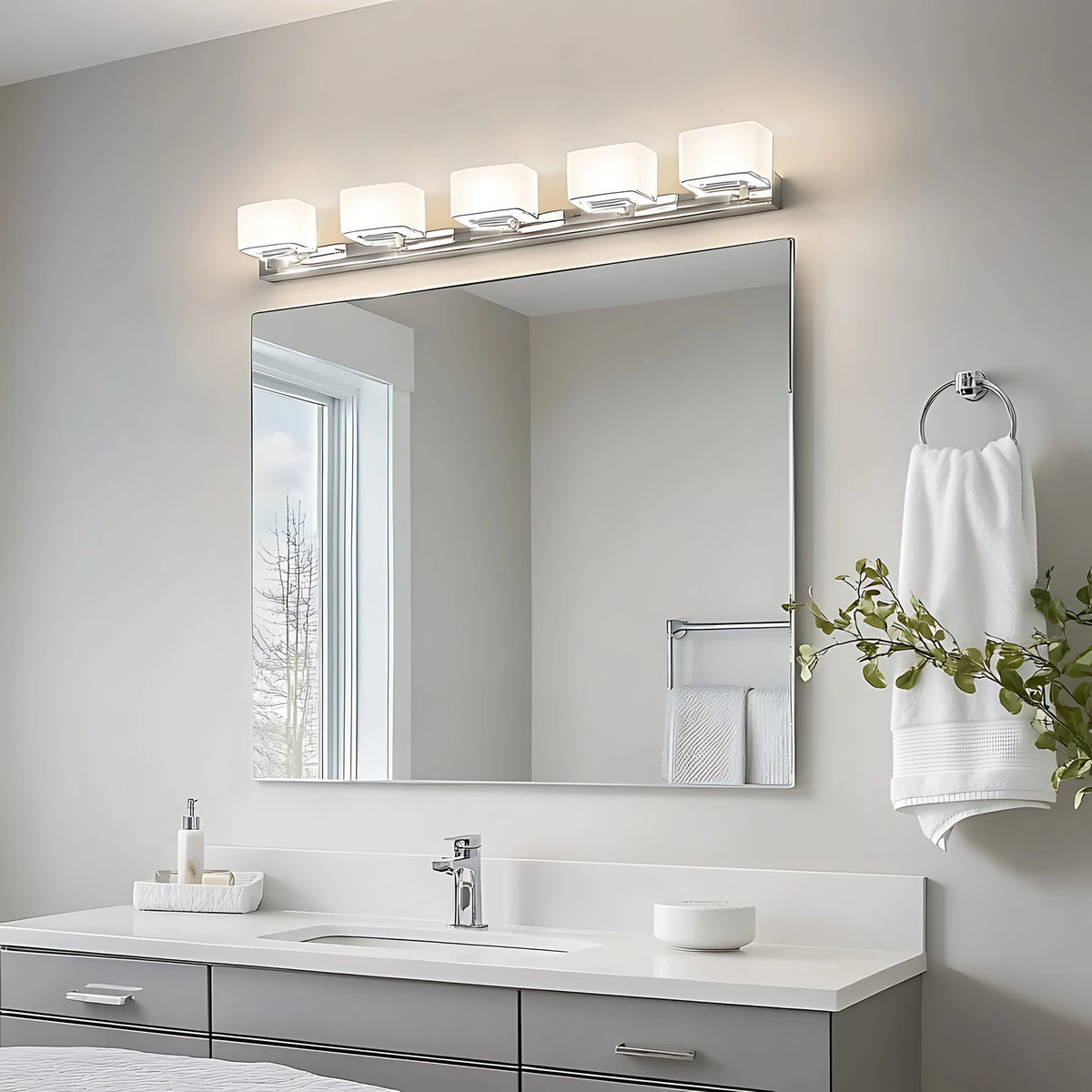 Miroir simple salle de bain 45x60 cm avec éclairage mural, idéal pour optimiser la luminosité.