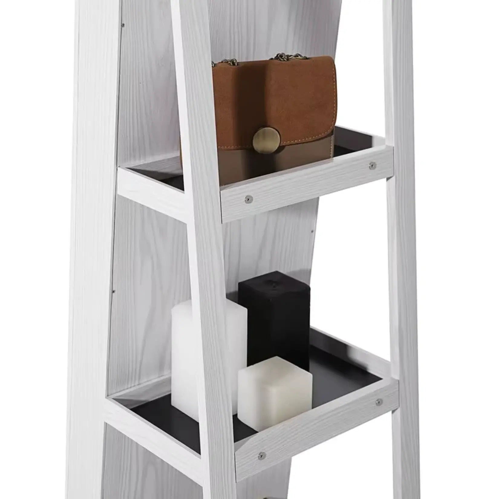 Zoom sur les étagères arrière du miroir sur pied pivotant, espace de rangement pratique.