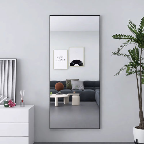 Miroir XXL à poser au sol dans une pièce lumineuse avec lumière naturelle et décoration épurée.