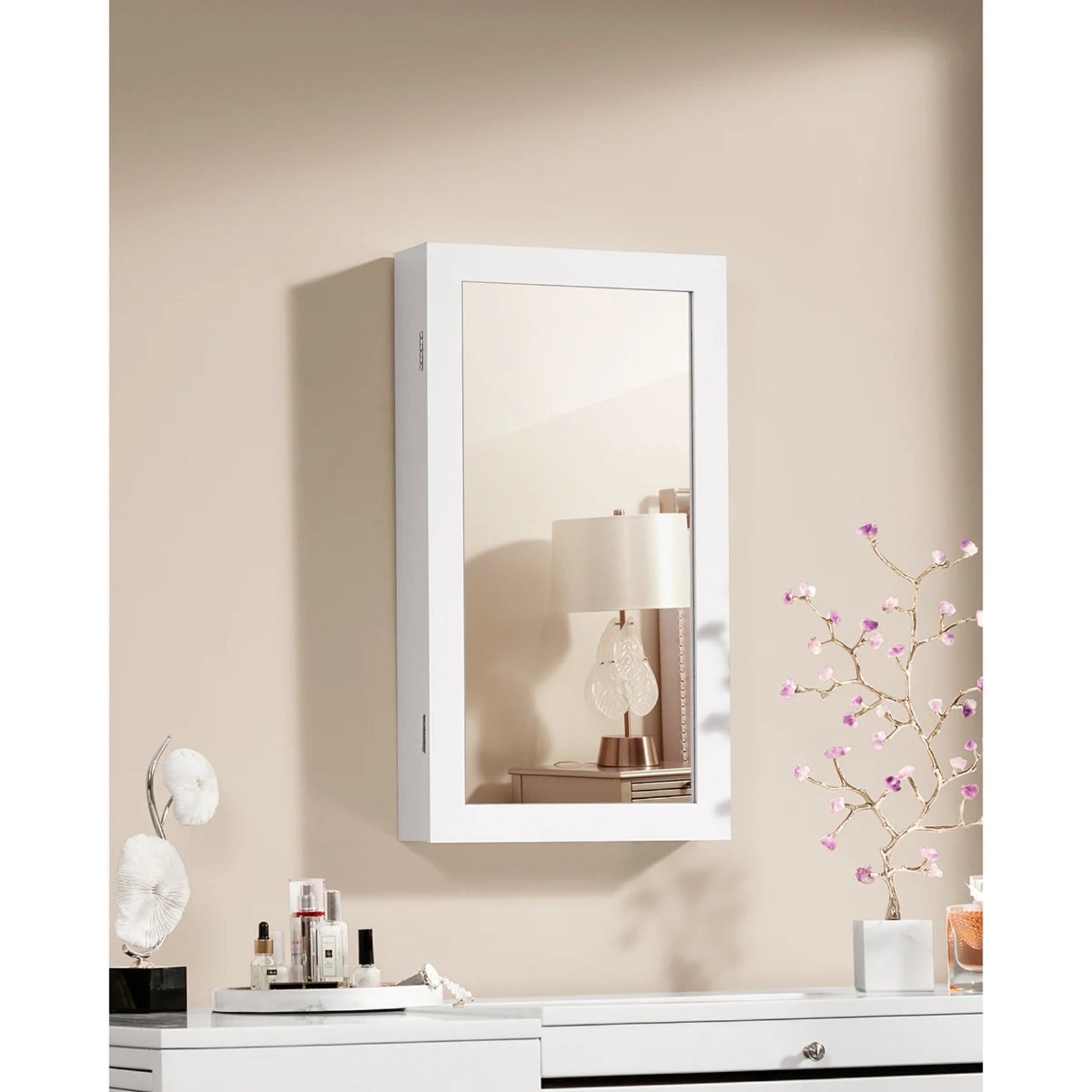 Miroir blanc mural intégré dans une armoire à bijoux compacte – déco murale sobre et élégante.