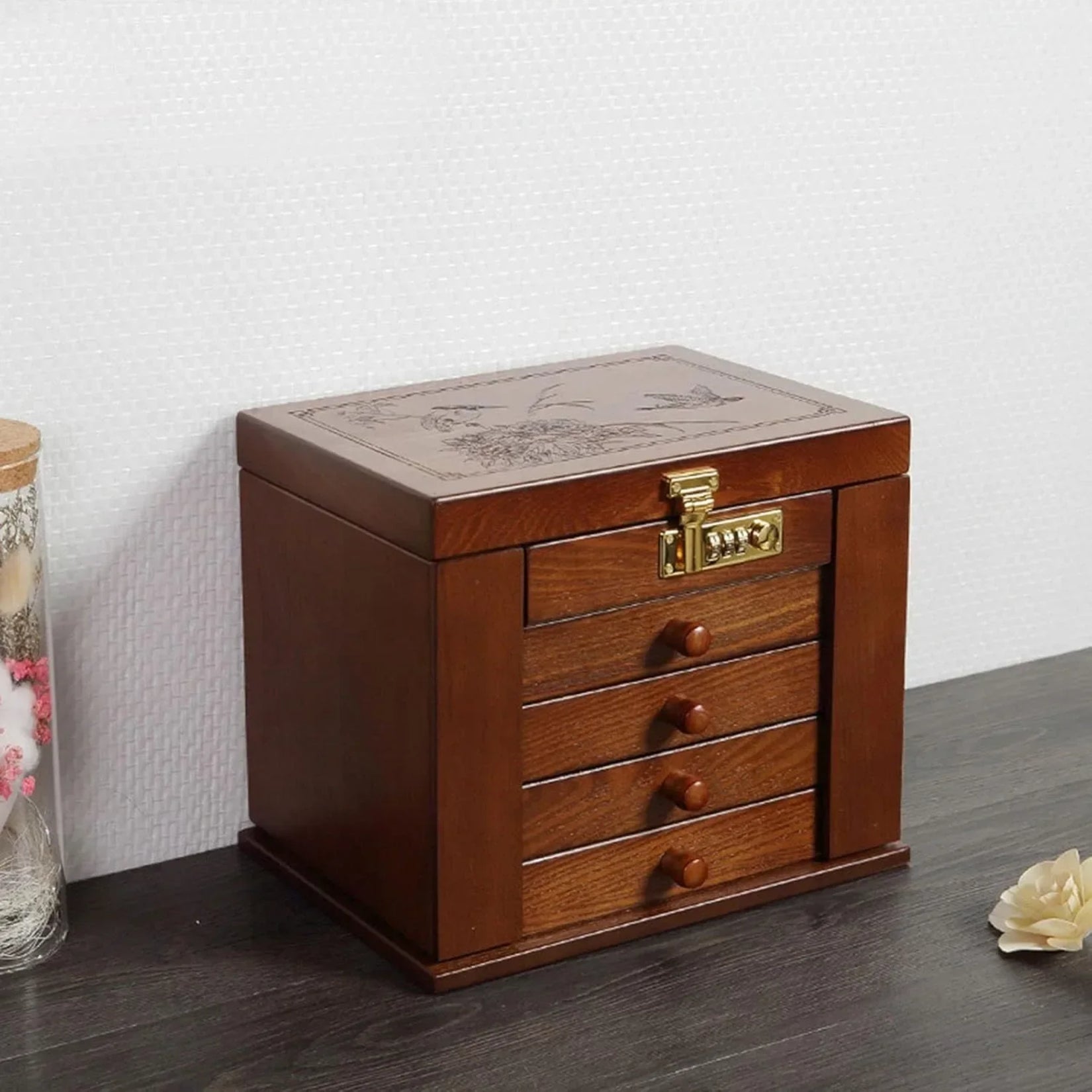 Armoire à bijoux miroir fermée avec gravure florale et verrou à code.