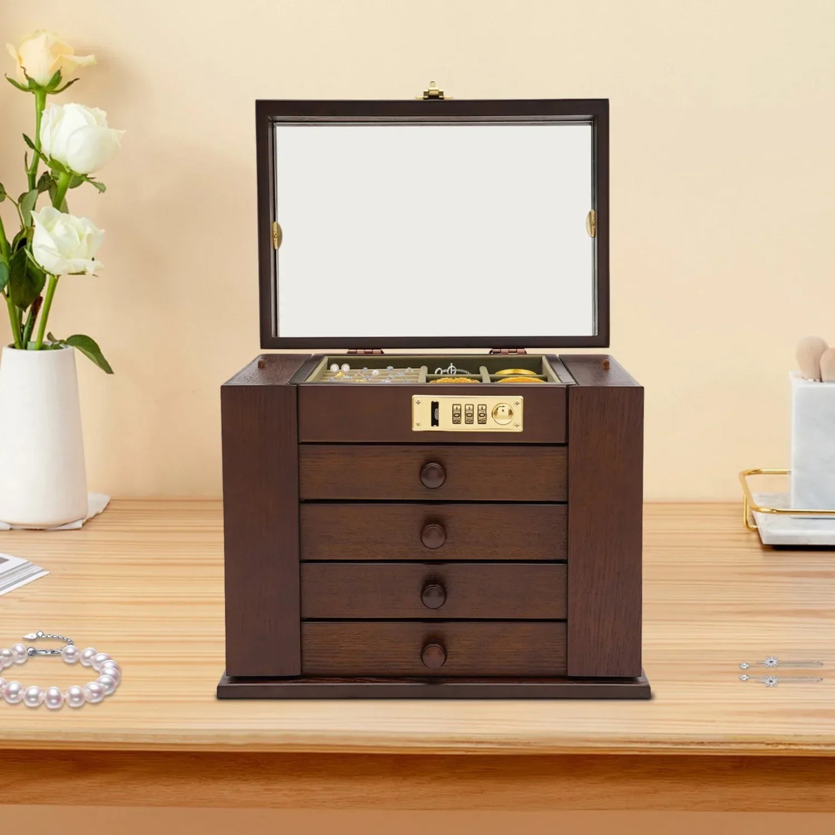 Petite armoire à bijoux miroir en bois foncé avec miroir ouvert et verrou doré.