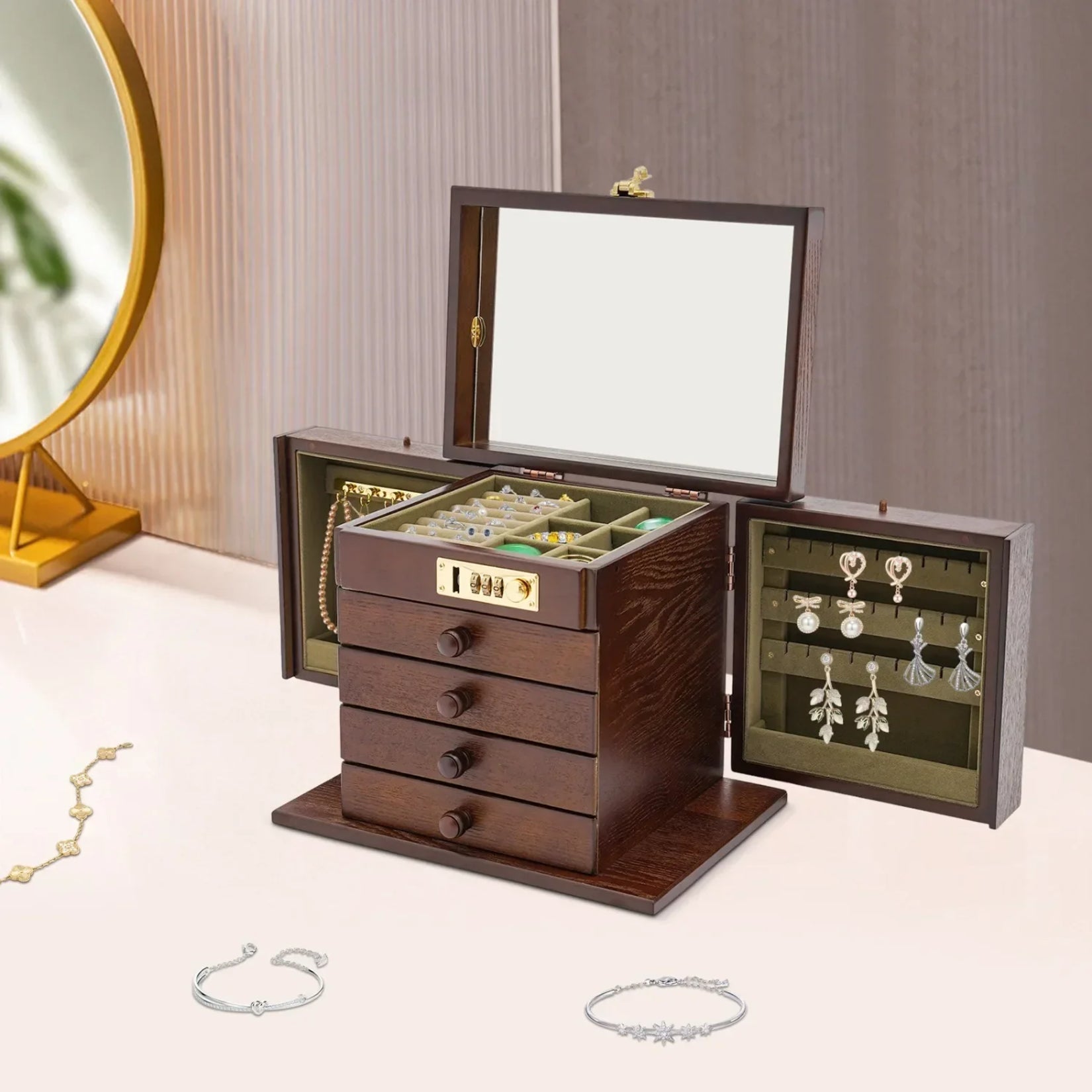 Armoire à bijoux miroir ouverte avec tiroirs doublés de velours et crochets pour boucles d’oreilles.