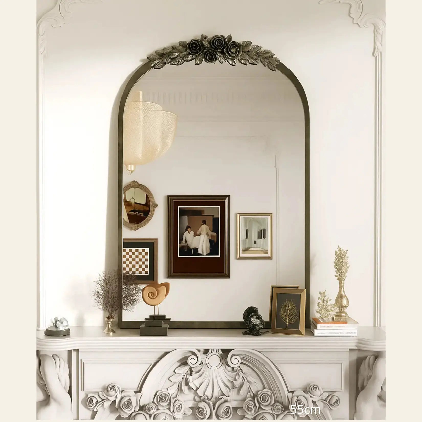 L'appréciation du miroir baroque doré par Isabelle de Strasbourg.